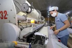 Hàng dệt, may xuất khẩu làm tốt công tác phòng vệ thương mại. (Ảnh: Trần Việt/TTXVN)