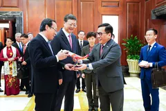 Bí thư Thành uỷ TP. Hồ Chí Minh Nguyễn Văn Nên (trái) và Bí thư Thành Uỷ TP. Thượng Hải Trần Cát Ninh (giữa) chúc mừng Vietjet mở đường bay mới