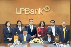 Đại diện hai đơn vị thực hiện nghi thức ký kết hợp đồng Tư vấn và triển khai Hệ thống đo lường lợi nhuận đa chiều