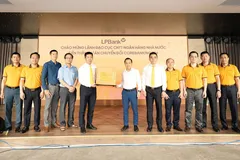 Ông Lê Hoàng Chính Quang – Phó cục trưởng phụ trách Cục công nghệ thông tin Ngân hàng Nhà nước Việt Nam cùng các cán bộ đến thăm LPBank và tặng quà cho các thành viên Tổ Dự án chuyển đổi Corebanking T24.