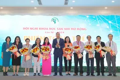 Trao hoa cho các đơn vị đồng hành cùng Hội nghị khoa học Sản – Nhi mở rộng lần IV năm 2024