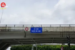 Người tiêu dùng Thành phố Hồ Chí Minh mua sản phẩm OCOP. (Ảnh: Mỹ Phương/TTXVN)