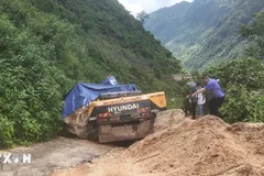Lực lượng chức năng có mặt tại hiện trường để chỉ đạo công tác khắc phục vụ sạt lở ở Lai Châu. (Ảnh: TTXVN phát)