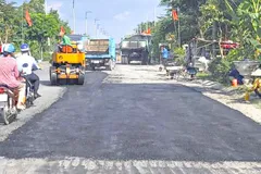Đoạn đường Nguyễn Văn Cừ đã được thi công thảm nhựa khắc phục.