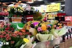 Sản phẩm lẵng hoa phục vụ thị trường Lễ Valentine. (Ảnh: Mỹ Phương/TTXVN)