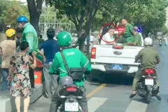 Thanh niên đánh bảo vệ phố đi bộ Nguyễn Huệ bất tỉnh bị đưa về trụ sở công an