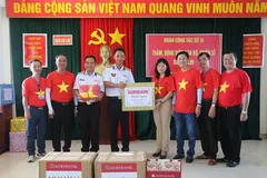 Phó Tổng Giám đốc Agribank Phùng Thị Bình - đại diện đoàn công tác Agribank trao tặng quà cho các chiến sĩ trên đảo Cô Lin.