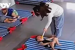Hình ảnh bảo mẫu đánh đập, nhét vật cứng vào miệng trẻ 20 tháng tuổi tại cơ sở mầm non tư thục Con Cưng, thuộc thôn Phước Chánh, xã Quế Mỹ, huyện Quế Sơn, tỉnh Quảng Nam