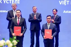 Tổng Giám đốc Vietjet Đinh Việt Phương và Tổng Giám đốc Qazaq Air Adilbek Umraliyev trao thỏa thuận hợp tác, trước sự chứng kiến của Tổng Bí thư Tô Lâm, Phó Thủ tướng Kazakhstan Yermek Kosherbayev và Phó Thủ tướng, Bộ trưởng Ngoại giao Bùi Thanh Sơn