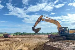 Nhà đầu tư thi công nền móng mặt bằng một trạm dừng nghỉ trên tuyến cao tốc Bắc-Nam phía Đông. (Ảnh: Việt Hùng/Vietnam+) 