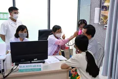 ThS.BS Nguyễn Kiến Minh thăm khám tại Phòng khám chuyên gia Nội thần kinh và Nhi tổng quát tại Bệnh viện chuyên khoa Sản Nhi tỉnh Sóc Trăng