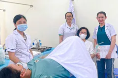 Đoàn y, bác sĩ của Bệnh viện chuyên khoa Sản Nhi tỉnh Sóc Trăng khám, tầm soát bệnh lý cho các nữ công nhân thuỷ sản