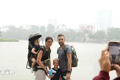 Đoàn khách du lịch Trung Quốc tham quan Khu Di tích Hoàng thành Thăng Long. (Ảnh: Tuấn Đức/TTXVN)