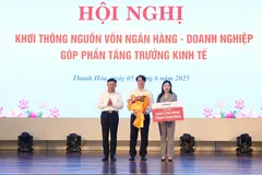 Ông Nguyễn Văn Hảo, Phó Tổng giám đốc HDBank, trao tặng kinh phí xây dựng 300 căn nhà tình thương cho các hộ khó khăn tại tỉnh Thanh Hoá