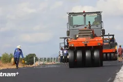 Nhà thầu thi công thảm nhựa nền đường tại một dự án thành phần cao tốc. (Ảnh: Việt Hùng/Vietnam+) 