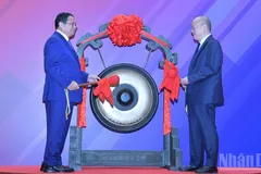 Thủ tướng Phạm Minh Chính và lãnh đạo Sở Giao dịch Chứng khoán Thượng Hải thực hiện nghi thức đánh cồng. (Ảnh: Thanh Giang)