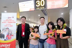 Những hành khách đầu tiên trên chuyến bay khai trương kết nối Hà Nội - Thành Đô