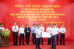 Phó Tổng Giám đốc Đoàn Ngọc Lưu, đại diện Agribank trao biểu trưng 3 tỷ đồng hỗ trợ xây dựng nhà ở cho người có công với cách mạng