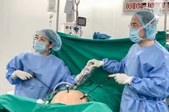 Ca mổ nội soi do ekip Vinmec Cần Thơ và chuyên gia từ TPHCM phối hợp thực hiện, bóc tách khối u lớn an toàn, ít xâm lấn.