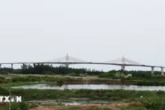 Cầu vượt cửa biển Thuận An, thành phố Huế, nhìn từ phía đất liền hướng ra biển. (Ảnh: Nguyên Lý/TTXVN)