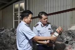 Lực lượng chức năng tiến hành kiểm tra và phát hiện lượng lớn tất giả của một số nhãn hiệu nổi tiếng tại xã La Phù, huyện Hoài Đức. 