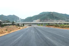 Cao tốc Bắc - Nam, khu vực tiếp giáp đoạn Hoài Nhơn - Quy Nhơn và Quy Nhơn - Chí Thạnh, phường An Nhơn Nam, tỉnh Gia Lai đang hoàn thành thi cong phần nền đường.