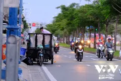 Trên các đường phố trung tâm Thủ đô, các thùng rác công cộng được đặt khá nhiều, nhưng nhiều nơi vẫn chỉ có một thùng rác duy nhất, vừa không đủ để người dân bỏ rác, khiến rác thải phải vứt luôn xuống vỉa hè, lòng đường, bên cạnh thùng rác đã đầy, còn không đảm bảo việc giúp người dân có thể phân loại rác thải. Ảnh: Quang Hùng