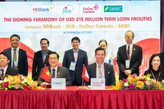 Ông Trần Hoài Nam, Phó Tổng Giám đốc HDBank, đại diện HDBank thực hiện ký kết khoản vay hợp vốn trị giá 215 triệu USD với JICA, FinDev Canada và SMBC.