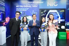 Thủ tướng Chính phủ Phạm Minh Chính chụp ảnh động viên các thí sinh Vũ trụ Đồng tiền