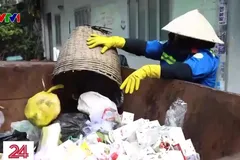 Không chỉ người dân chưa quen với việc phân loại rác tại nguồn, mà hệ thống hạ tầng và phương tiện thu gom cũng chưa được đầu tư đồng bộ.