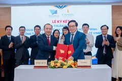 GS.TS.BS Trần Trung Dũng - Tổng giám đốc Hệ thống Y tế Vinmec và PGS.TS Vũ Hải Quân – Giám đốc ĐHQG-HCM đại diện 2 bên ký kết hợp tác