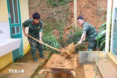 Lực lượng quân đội giúp đỡ khắc phục hậu quả mưa lũ tại điểm trường Mầm non Phì Nhừ A, xã Xa Dung (tỉnh Điện Biên). (Ảnh: Phan Quân/TTXVN)