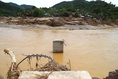 Cầu treo Yên Hòa bắc qua sông Nậm Nơn bị lũ cuốn trôi vào rạng sáng ngày 23-7 đã khiến bản Yên Hòa (xã Mỹ Lý, tỉnh Nghệ An) bị cô lập cho đến nay.