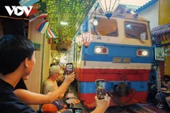 Bất chấp nguy hiểm, nhiều người vẫn thản nhiên check-in tại phố cà phê đường tàu