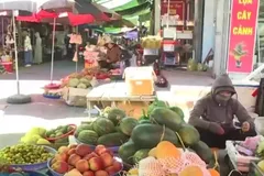 Người dân vất vả mưu sinh dưới nắng như 'đổ lửa'