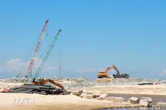 Phương tiện máy móc được huy động tối đa trên công trường dự án trọng điểm Khu bến cảng Mỹ Thủy. (Ảnh: Tường Vi/TTXVN)