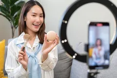 Ngành tiếp thị bằng người nổi tiếng và người ảnh hưởng đang phát triển mạnh mẽ ở Việt Nam. Ảnh: Nguồn stock.adobe.com