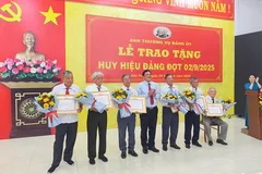 Bí Thư Đảng ủy phường Sóc Trăng Dương Sà Kha trao Huy hiệu Đảng cho các đảng viên cao niên.