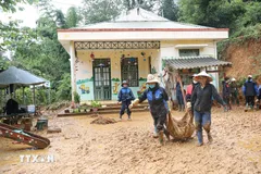 Các cô giáo tại điểm trường Mầm non Phì Nhừ A, xã Xa Dung (tỉnh Điện Biên) khắc phục hậu quả mưa lũ hồi đầu tháng Tám. (Ảnh: Phan Quân/TTXVN)