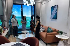 Nhiều người vẫn đi mua nhà trong tháng 7 âm lịch. Ảnh: PV