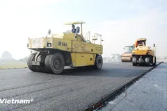 Nhà thầu thi công hạng mục thảm bêtông nhựa nền đường một tuyến cao tốc. (Ảnh: Việt Hùng/Vietnam+)