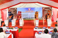 Các đại biểu thực hiện nghi thức khởi công Bệnh viện Hoàng Tuấn – Ngã Năm.