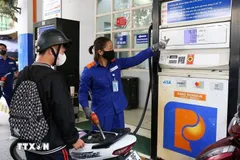 Giá xăng đồng loạt tăng lên mức gần 20.000 đồng mỗi lít