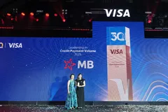 Đại diện MB nhận giải thưởng tại sự kiện kỷ niệm 30 năm của Visa tại Việt Nam