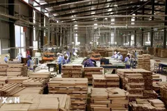 Sản xuất đồ gỗ xuất khẩu. (Ảnh: Vũ Sinh/TTXVN)