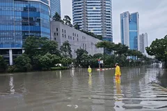 Nhiều tuyến đường ở Hà Nội cũng ngập nặng sau khi bị ảnh hưởng mưa bão. Ảnh: Trung Nguyên/Báo Tin tức và Dân tộc