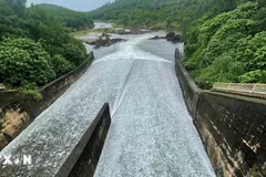 Nước xả qua tràn hồ Phú Ninh với lưu lượng từ 30-700 m3/s nhằm đảo bảo an toàn hồ đập và điều tiết lũ cho vùng hạ lưu. (Ảnh: Đoàn Hữu Trung/TTXVN)
