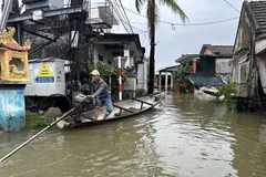 Mưa lớn gây ngập khiến người dân phải di chuyển bằng ghe. (Ảnh: Mai Trang/TTXVN)