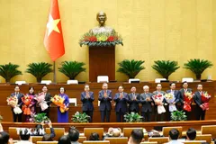 Tổng Bí thư Tô Lâm, Thủ tướng Phạm Minh Chính, Chủ tịch Quốc hội Trần Thanh Mẫn và các đồng chí lãnh đạo Đảng, Nhà nước tặng hoa chúc mừng các Phó Thủ tướng, Bộ trưởng và các Chủ nhiệm Ủy ban của Quốc hội. (Ảnh: Doãn Tấn/TTXVN)