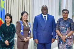 Ông Félix Tshisekedi - Tổng thống Cộng hoà Dân chủ Congo (thứ 2 từ phải sang) và bà Lê Thị Thu Thuỷ, Phó Chủ tịch Vingroup (thứ 2 từ trái sang) trong buổi trao đổi hợp tác tại Congo
